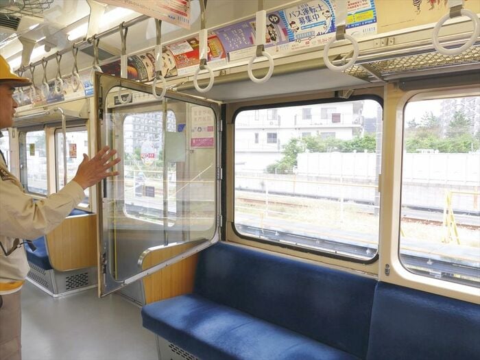 戸袋部分の窓は清掃のため内側に開く
