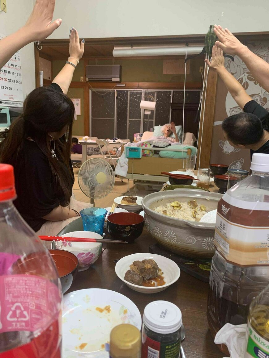 奥のベッドで、84歳の玲子さんもコーヒーを飲みたいと手を上げている（写真：守本さん提供）