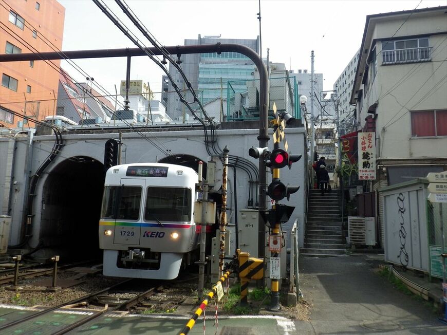 昭和の面影を残す円山付近。渋谷を発車してトンネルを抜け出した吉祥寺行き急行（撮影：南正時）
