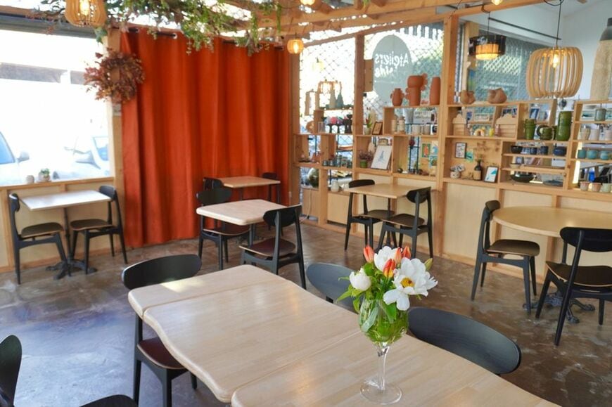 有里さんが営むレストラン「Yuri. m」は、窓が大きく自然光がたっぷり差し込む（筆者撮影）