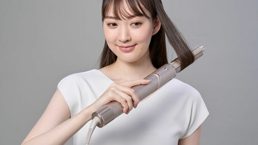 9月に発売予定のシャークニンジャのドライヤー「Shark FlexStyle」。写真は髪が自動で巻き付くアタッチメント「エアカーラー」（写真：シャークニンジャ）