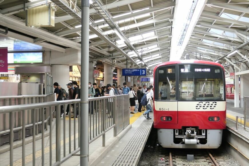 大師線のホームは電車が到着するとたくさんの乗り換え客でにぎわう（記者撮影）