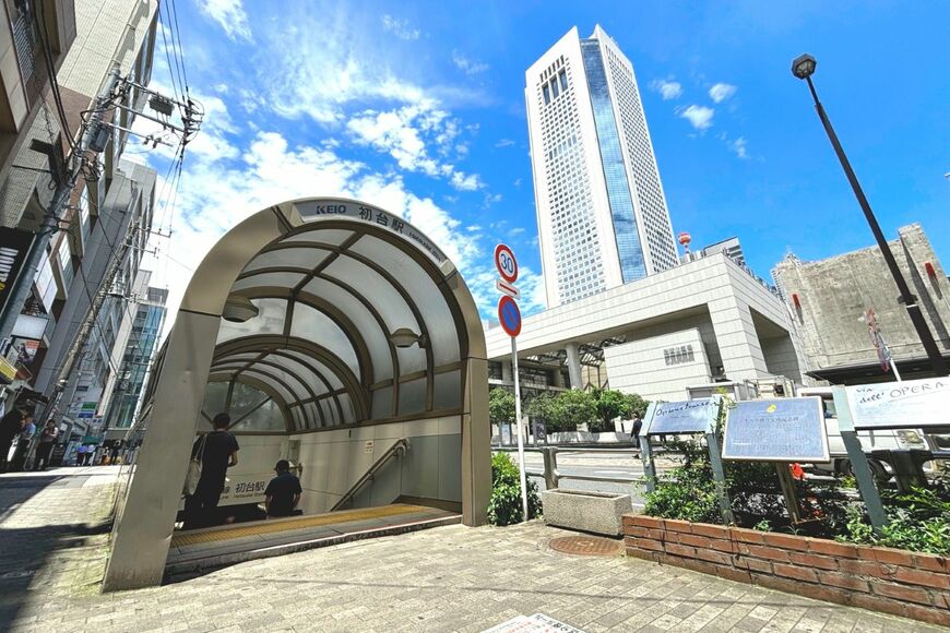 初台駅北口と新国立劇場・東京オペラシティ（筆者撮影）