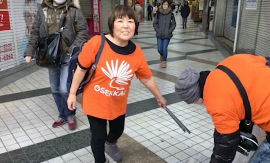 ゴミ拾いをする高橋さん