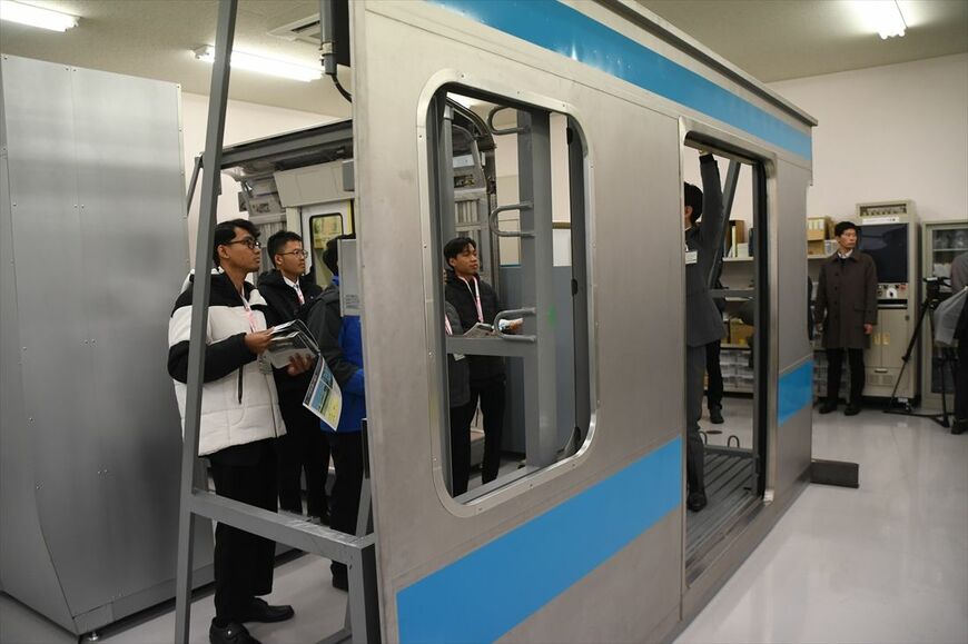 車両整備の講義を受ける外国人研修生たち（記者撮影）