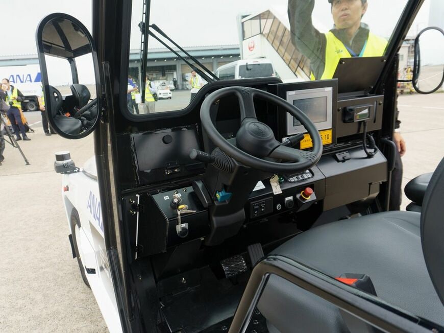 自動運転対応のトーイングトラクターは「手動運転」で最大時速25kmで牽引走行できる（筆者撮影）