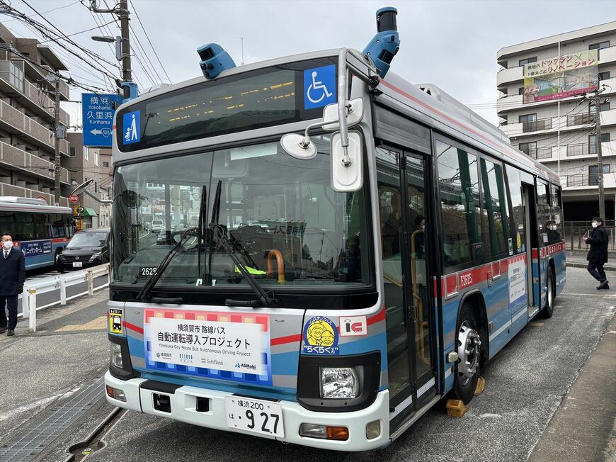 ルーフに各種センサーが取り付けられたいすゞ「エルガ」の自動車車両（筆者撮影）