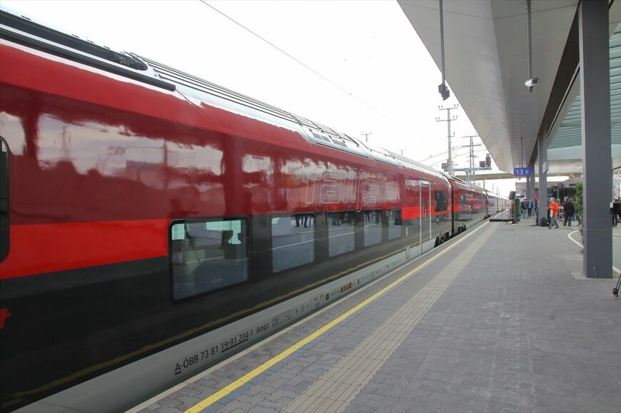 低床構造となった新型レイルジェット（撮影：橋爪智之）