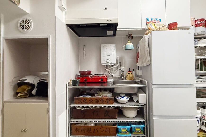 現在の住居。6畳1Kのため、流し台をイケア製のミニキッチン（幅110cm）に交換して、生活スペースを確保した。かなり狭く、凝った料理はできない（筆者撮影）