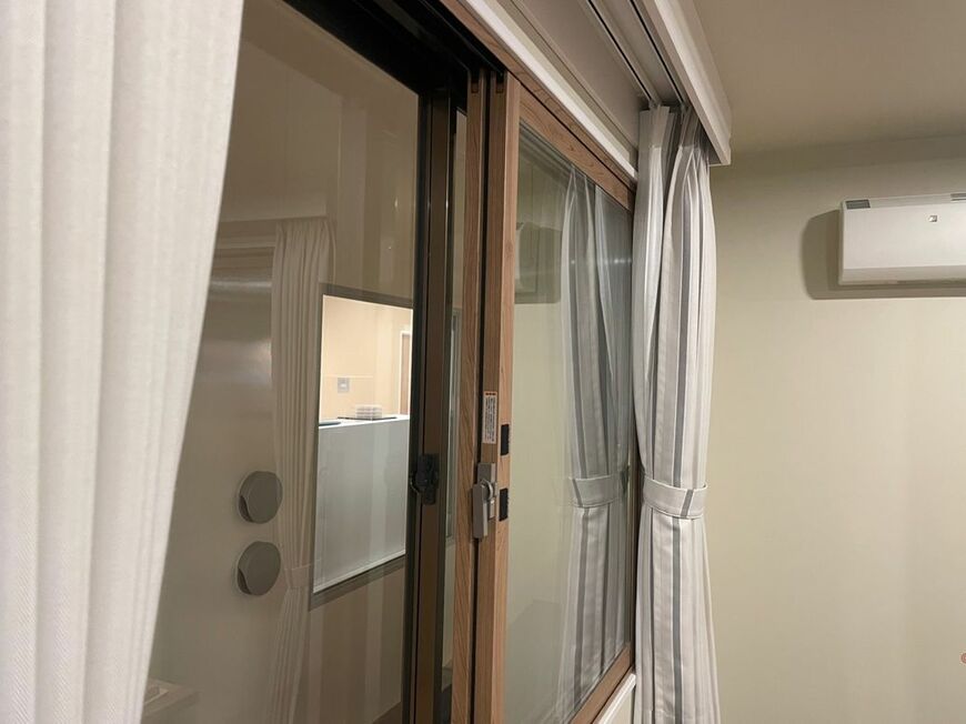 内窓のイメージ。内窓はわかりやすいように開いた状態にしている（筆者撮影）
