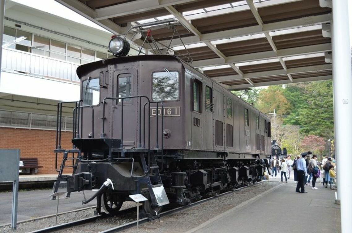 デッキを備えた電気機関車の例。青梅鉄道公園のED16