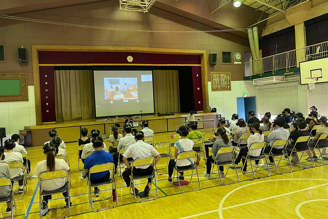 多摩川小で実施したVR研修の様子