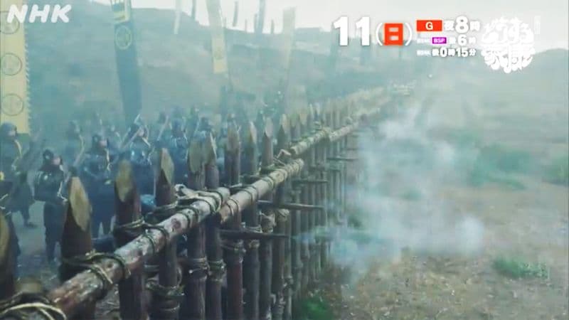いかに精強な騎馬隊と言えど、柵に守られた鉄砲隊によって次々と放たれる銃弾の前には屈することに（画像：NHK大河ドラマ『どうする家康』公式サイト）