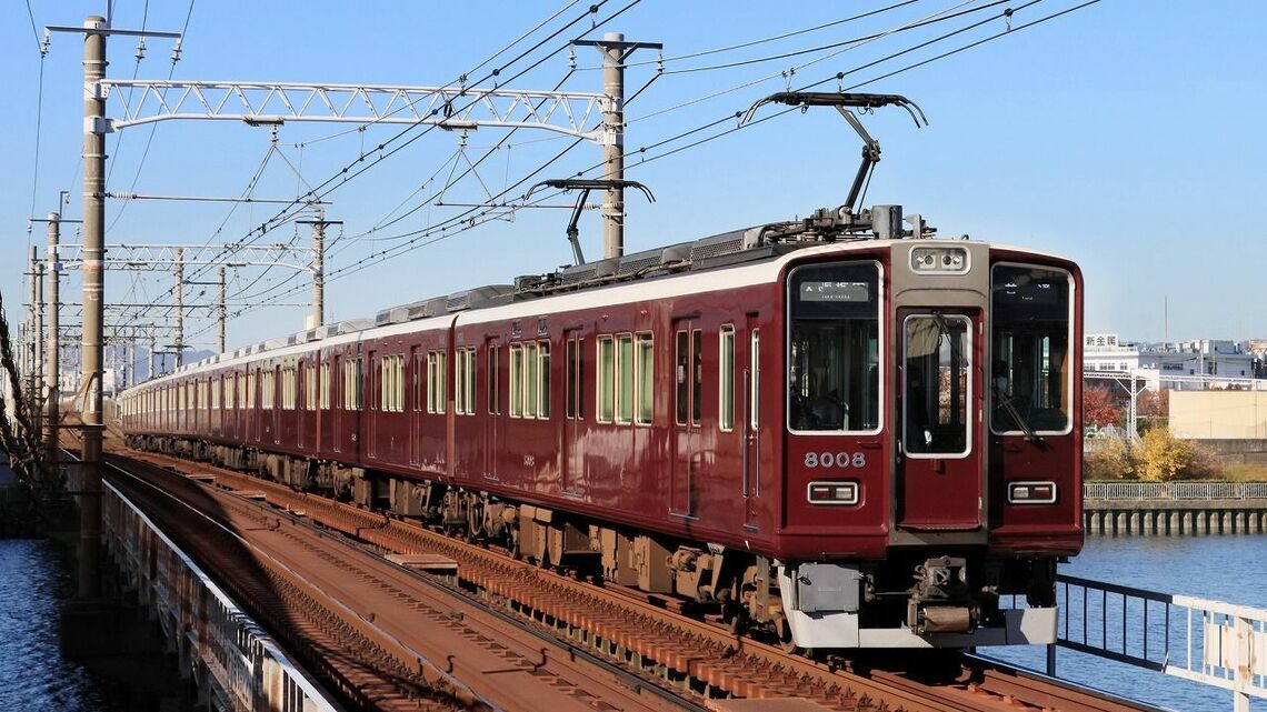 阪急8000系。ステンレス車体の採用が検討されたこともあった（写真：のりえもん／PIXTA）