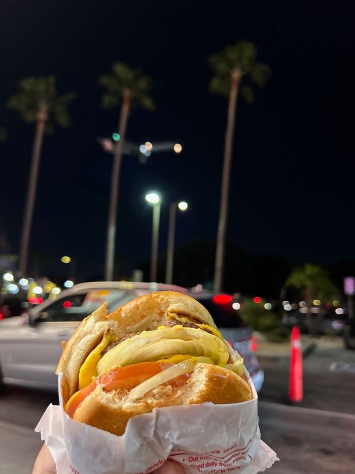 ロサンゼルス国際空港への便が次々と着陸してくる機体を眺めながら「In-N-Out Burger」を（筆者撮影）
