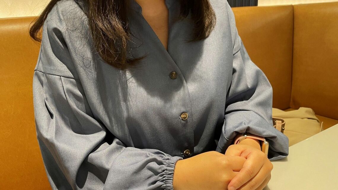 組織から排斥されたことで、身近な親類の訃報すらも伝えてもらえなかったと語る女性（記者撮影）