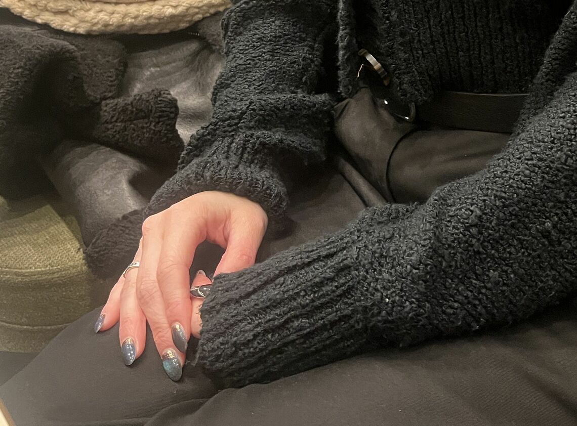 週末はネイリストとして副業を行っている岩倉さんの爪は美しく彩られている（筆者撮影）