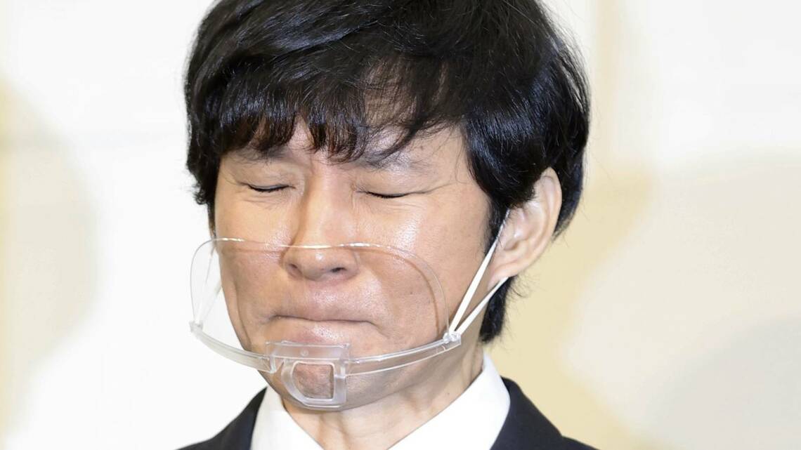 騒動後初めて開いた記者会見で、厳しい表情を見せるお笑いタレントの渡部建さん＝12月3日夜、東京都新宿区（写真：共同通信）