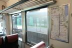 ドアと窓の間には縦長の路線図