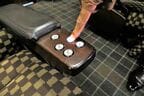 押すと光る手元のスイッチ