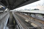 ライトレッドラインの新バーンソーン駅から望む在来線の