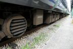 床下には機器ずらりと並ぶ。車体の下部には
