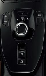 スズキ初となるBEV「eビターラ」の詳細と記者発表の様子（写真：スズキ）