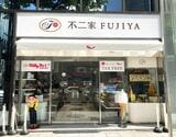 不二家の洋菓子店店頭。ペコちゃんの店頭人形がトレードマークだ（写真提供：不二家）