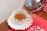 ガラスポットにたっぷり2杯分入った、ホットミントティー（筆者撮影）
