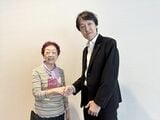 「RX-7」をマツダに譲渡した西本尚子さんとマツダの田中さん（写真：桃田健史）
