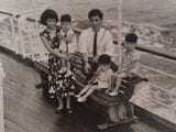 幼少期、家族5人で出かけた貴重な思い出の一枚。右が中野さん。『鉄人28号』が大好きな少年だった（写真：ジャック製菓）