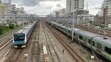 京浜東北線や湘南新宿ライン・横須賀線、東海道本線、相鉄・JR直通線などさまざまな列車が走る鶴見駅付近（記者撮影）