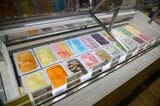 店舗ではスクープアイスが人気No.1。しかし横浜ワールドポーターズ店では、夏はフローズンシェイク、冬期はクレープも売れるという（撮影：今祥雄）