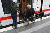 実際に車椅子で乗降のしやすさを確認（撮影：橋爪智之）