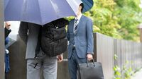 梅雨に目立つ！服がダサい人とそうでない人の差 線状降水帯の日もパリッとした清潔感を出すには