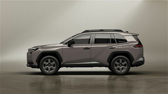 RAV4 アドベンチャーのサイドビュー。アドベンチャーのパワートレーンはHEVで、ボディサイズは全長4620mm✕z園服1880mm✕全高1680mm、ホイールベースは2690mm