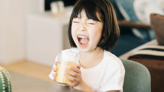 ジュースを飲む子ども