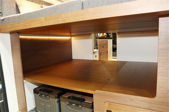 ベッド下のラゲッジスペースには、オプションでベッドマットの追加でき、2弾ベッドとして活用することも可能