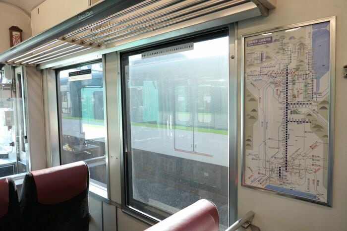 ドアと窓の間には縦長の路線図
