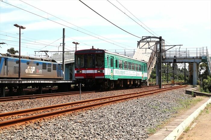 サッカー開催日などを除き、旅客列車は通過する