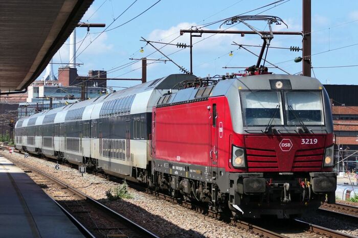 ドイツ製機関車が2階建て車両を引いたり推したりする近郊