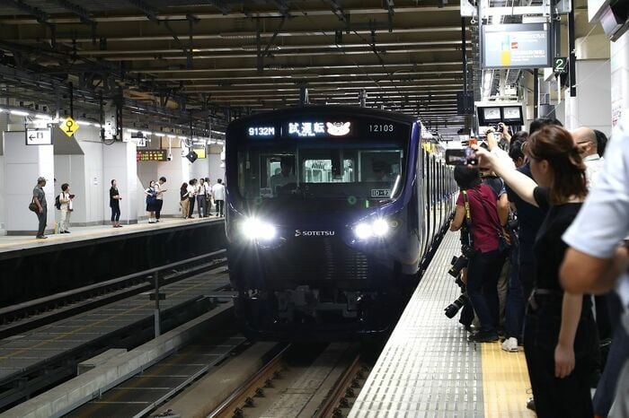 JR新宿駅に入線した相鉄の試運転列車＝2019年9月