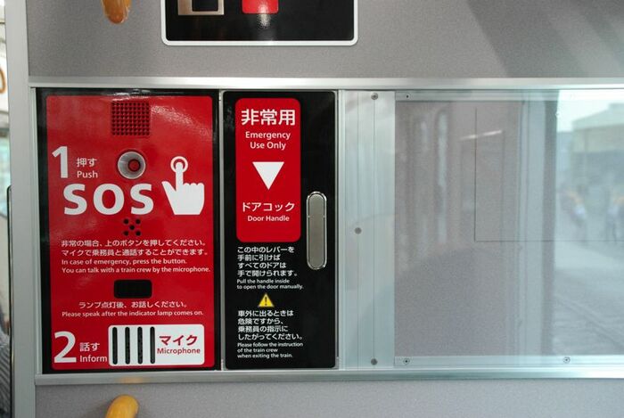 車内マイクに貼られたSOSサイン