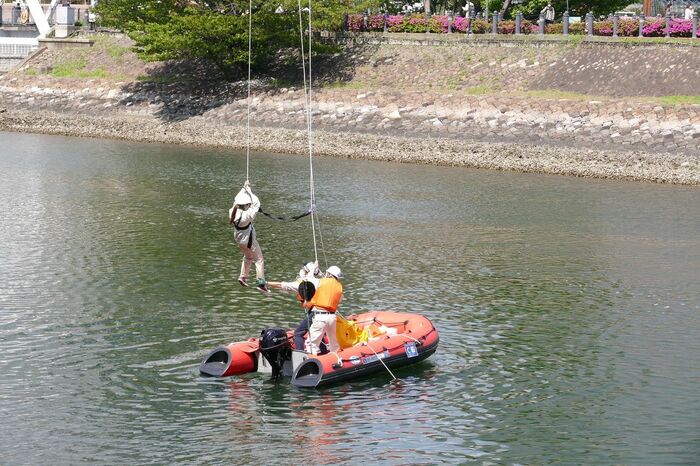 まもなくボートに降りる乗客役