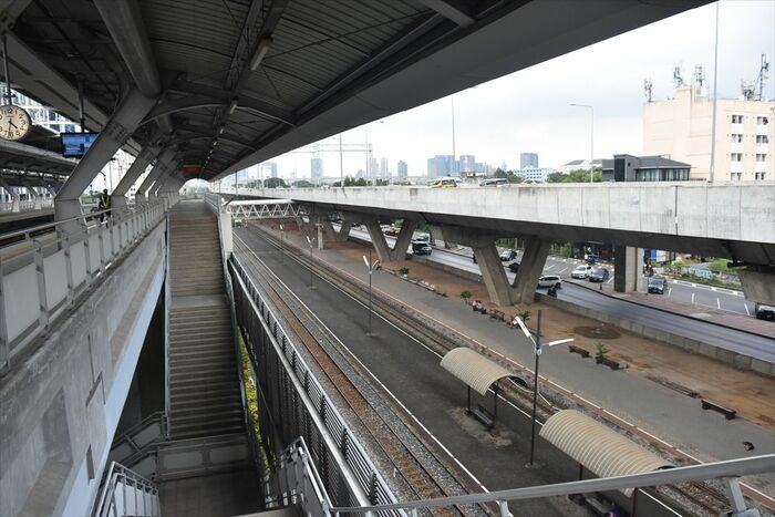 ライトレッドラインの新バーンソーン駅から望む在来線の