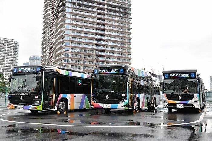 運行開始を前に晴海BRTターミナルに並んだバス