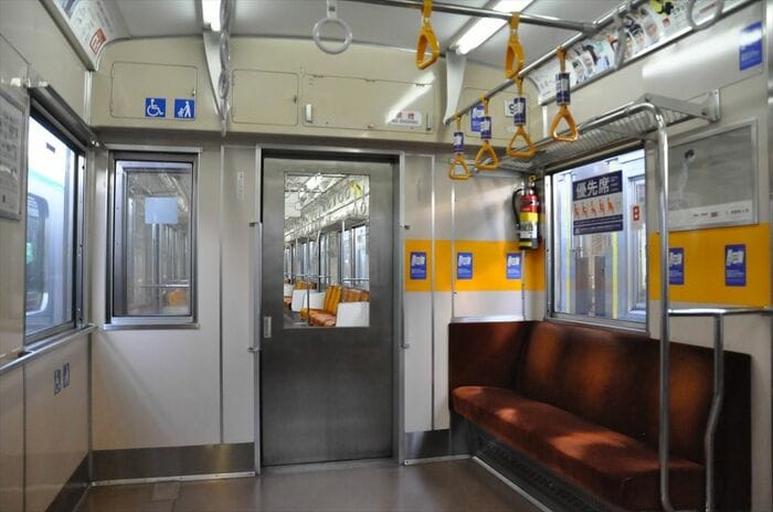 9号車の連結部分の扉は後から取り付けた