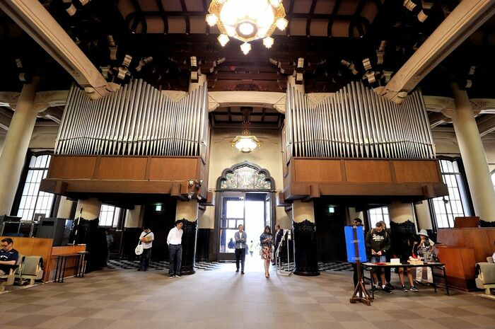 本堂内部のパイプオルガン