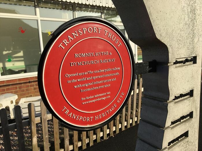 RHDRが「世界で最も小さな公共鉄道」と記したプレート