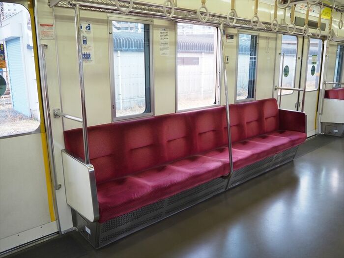 座席はドア幅を1.6mに縮小する際に